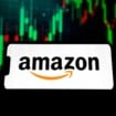 Ao fundo, gráficos financeiros; à frente, logo da Amazon na tela de um smartphone