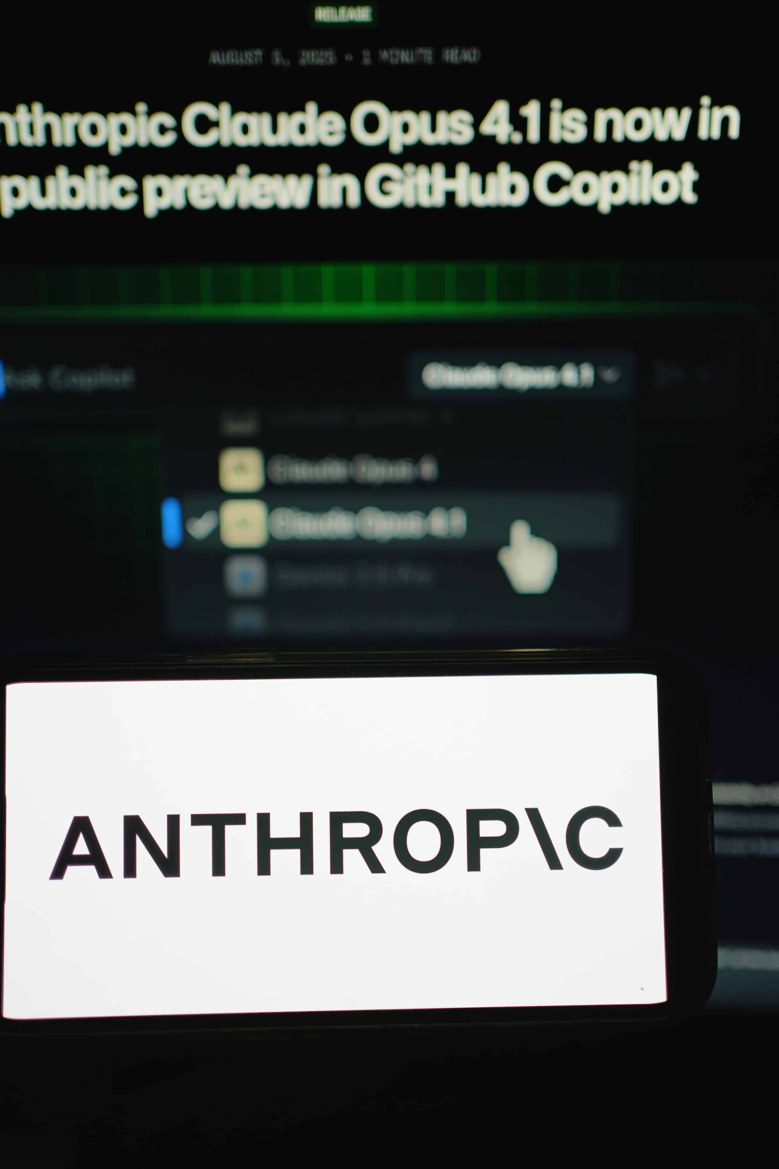 Nova IA da Anthropic prepara relatórios, monitora e-mails e navega na web