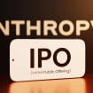 Logo da Anthropic acima; à frente, dizeres "IPO" na tela de um smartphone na horizontal