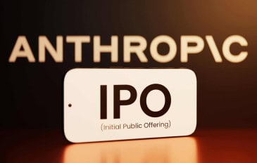 Logo da Anthropic acima; à frente, dizeres "IPO" na tela de um smartphone na horizontal