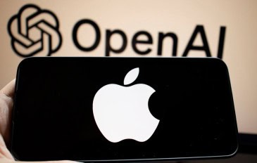 Um close-up de um smartphone exibindo o logotipo da Apple e uma marca OpenAI no fundo.