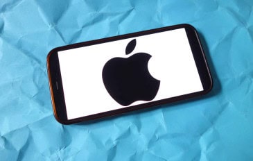 Logo da Apple em um iPhone