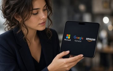 Mulher segurando um smartphone dobravel com os logos da Amazon, Microsoft e Alphabet na tela