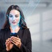 mulher faz biometria facial em um celular