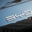 Logo da BYD em um veículo