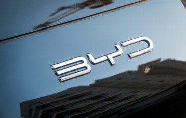 Logo da BYD em um veículo