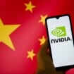 Bandeira da China ao fundo com uma mão segurando um smartphone que mostra, em sua tela, o logo da Nvidia