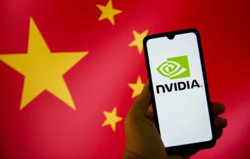 Bandeira da China ao fundo com uma mão segurando um smartphone que mostra, em sua tela, o logo da Nvidia