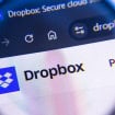 Logo da Dropbox na página de internet, visto por uma lupa