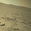 Imagem da superfície de Marte mostra terreno rochoso e marcas deixadas pelas rodas do rover Perseverance durante sua exploração.