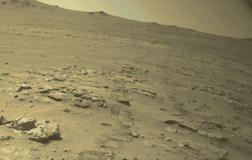 Imagem da superfície de Marte mostra terreno rochoso e marcas deixadas pelas rodas do rover Perseverance durante sua exploração.