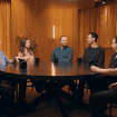 Equipe da Anthropic reunida e sentada em ao redor de uma mesa
