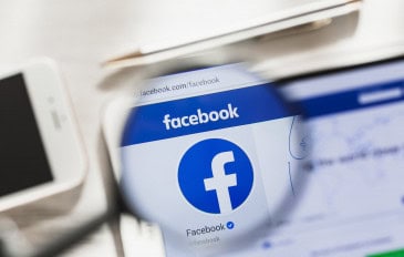 Logo do Facebook em uma lupa