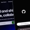 Logo do GitHub em um smartphone