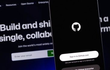 Logo do GitHub em um smartphone
