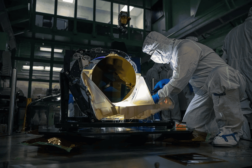Técnico inspeciona o protótipo do telescópio da missão LISA em uma sala limpa do Centro de Voos Espaciais Goddard, da NASA.
