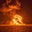 Explosão nuclear provoca uma grande nuvem de fumaça e fogo em formato de cogumelo.