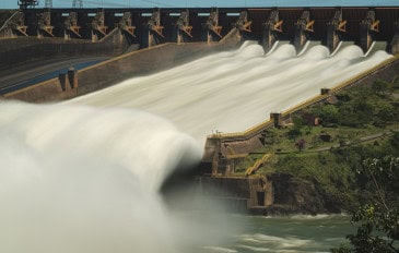 vertedouro aberto em Itaipu