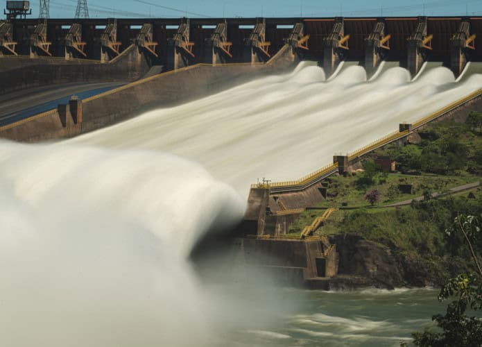 Cheia do rio Paraná ameaça áreas próximas à usina de Itaipu hoje
