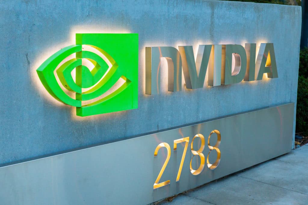 Sala 9 Volvo aposta na Nvidia para criar carros que dirigem sozinhos nas cidades até 2030 2 Logo da Nvidia em fachada de prédio