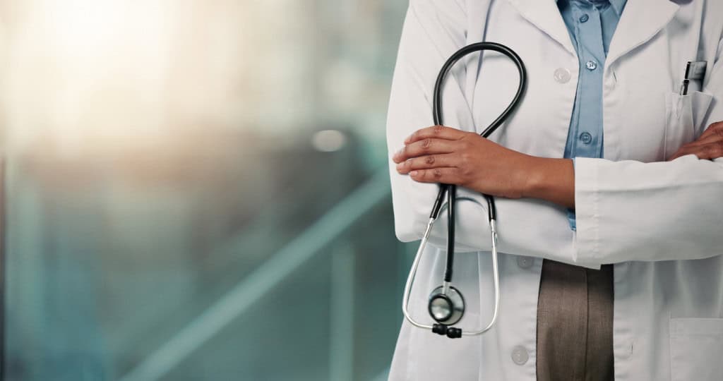 médica segurando um estetoscópio