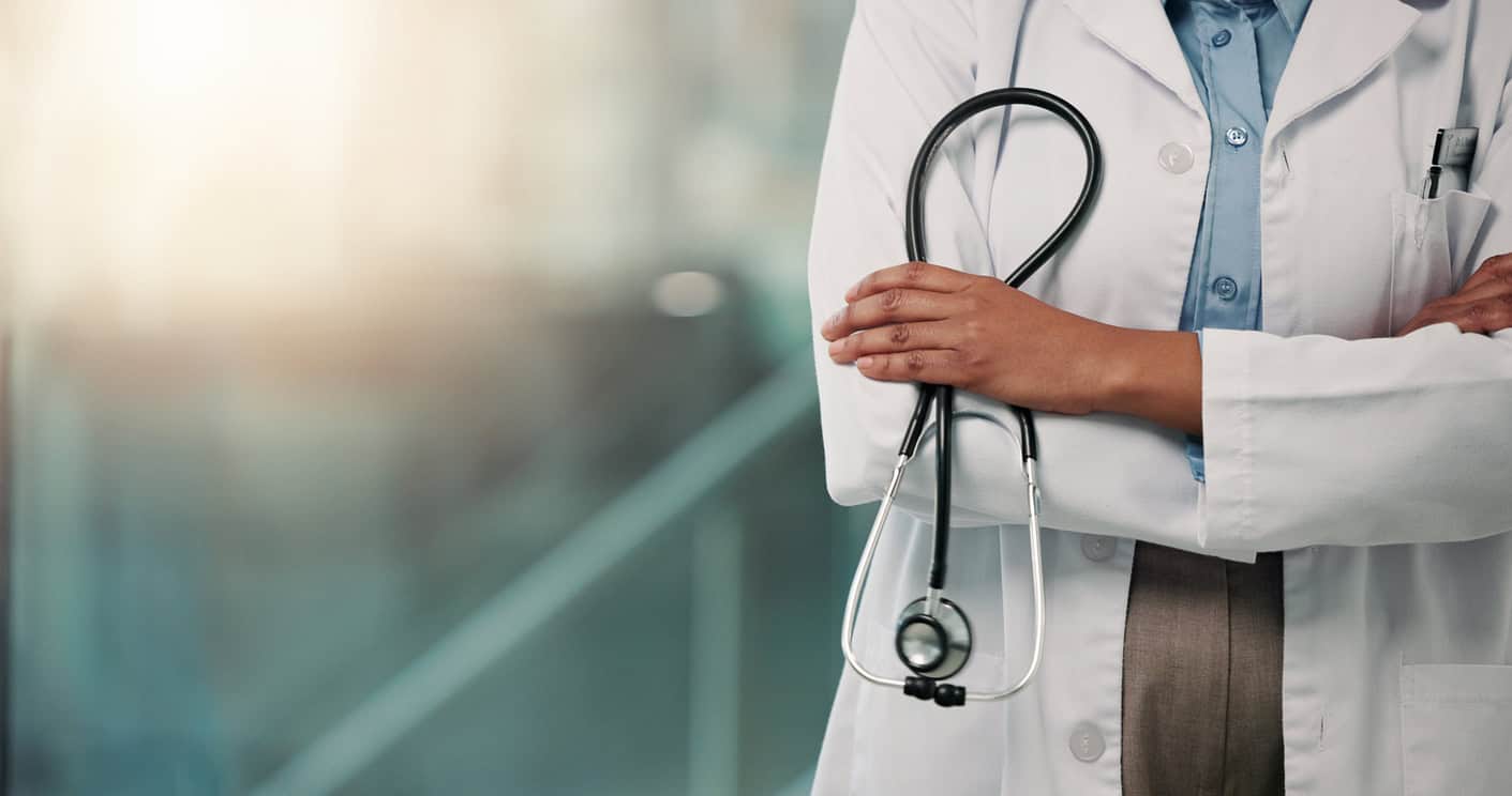 médica segurando um estetoscópio