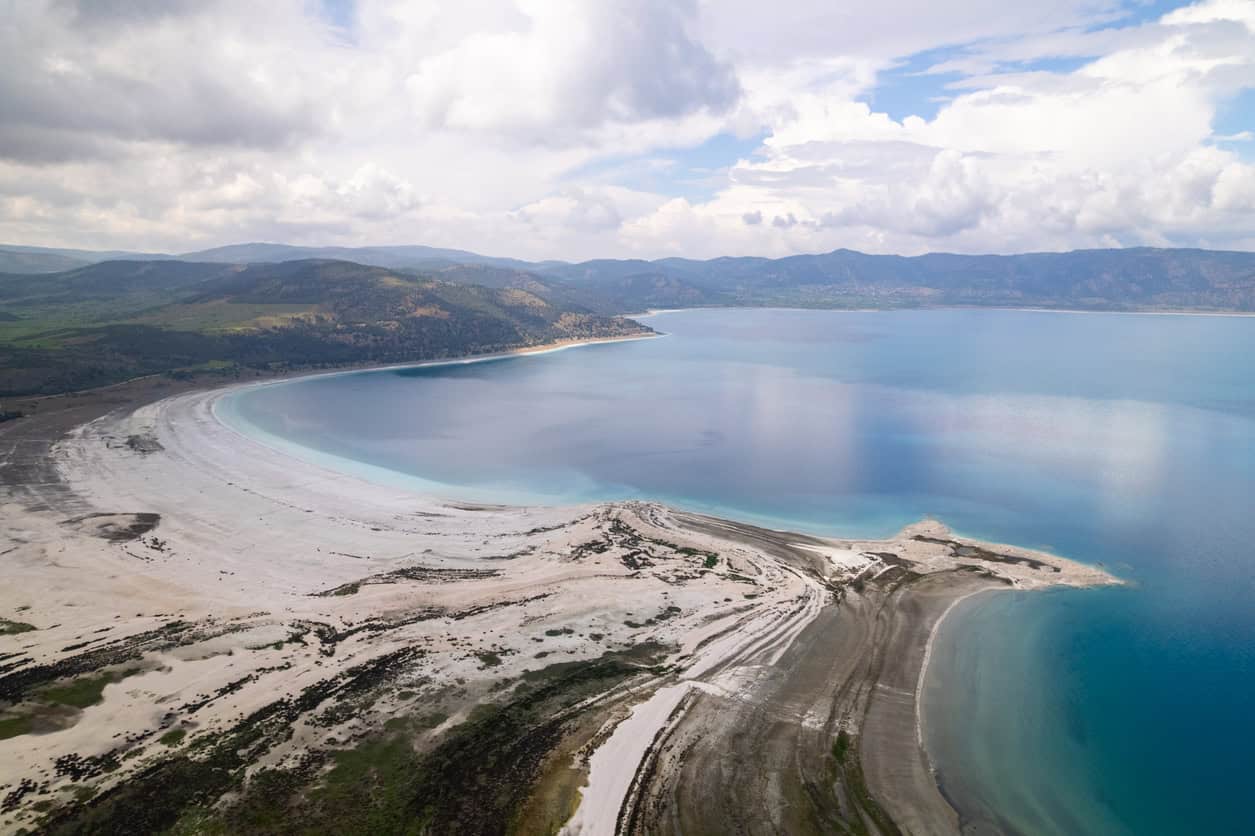 Lago Salda com Linha Branca e Águas Turquesa, na Turquia.