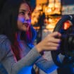Mulher jogando jogo de corrida de carros no simulador