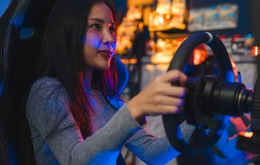 Mulher jogando jogo de corrida de carros no simulador