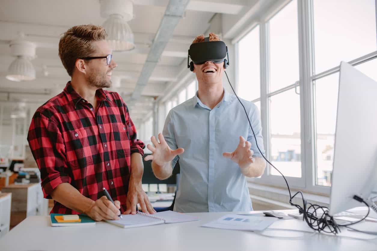 Jovens desenvolvedores testando novo dispositivo de realidade virtual