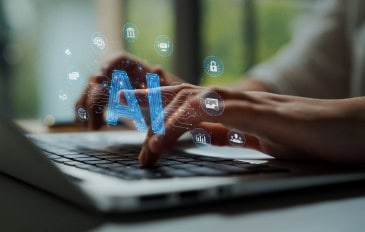 Mãos digitam em notebook com representação visual de inteligência artificial sobre o teclado