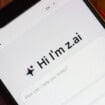 Smartphone exibindo a interface de boas-vindas do chatbot Z.ai