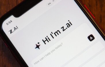 Smartphone exibindo a interface de boas-vindas do chatbot Z.ai