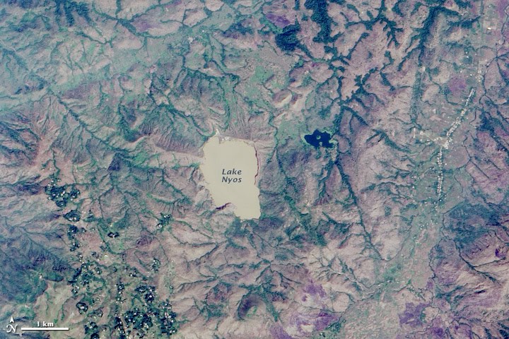 O dia em que o gás sufocante liberado do fundo de um lago matou mais de 1.700 pessoas 