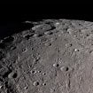 As crateras lunares registram bilhões de anos de colisões, revelando a história da Lua e do Sistema Solar.
