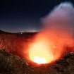 Cratera do vulcão Masaya, na Nicarágua, com lava incandescente e gases sendo liberados durante a atividade vulcânica
