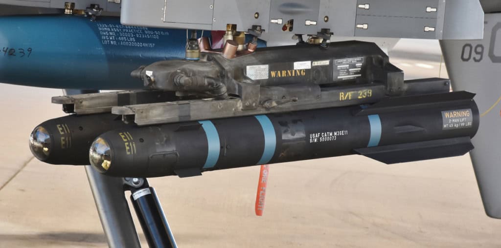Um par de mísseis AGM-114 Hellfire montado em um drone MQ-9 Reaper.