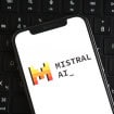 Logo da Mistral na tela de um smartphone