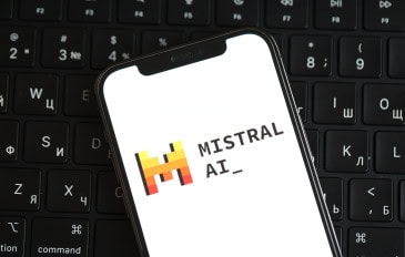 Logo da Mistral na tela de um smartphone