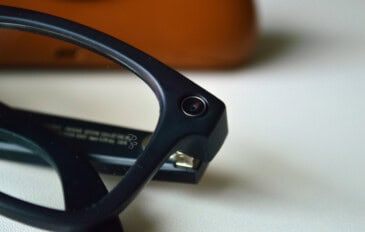 Um par de óculos inteligentes Ray-Ban Meta preto colocados em frente a uma caixa Ray-Ban de couro marrom.