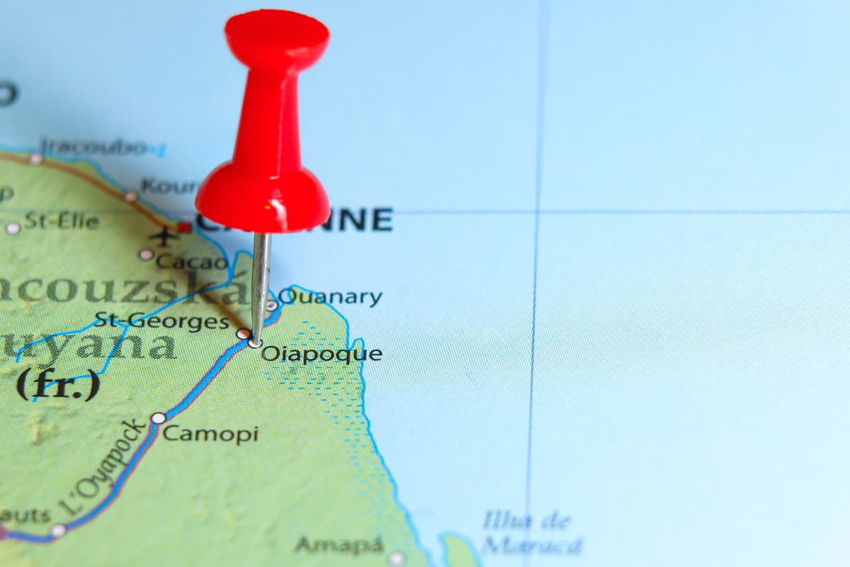 pin demarcando a região de Oiapoque, no Amapá.