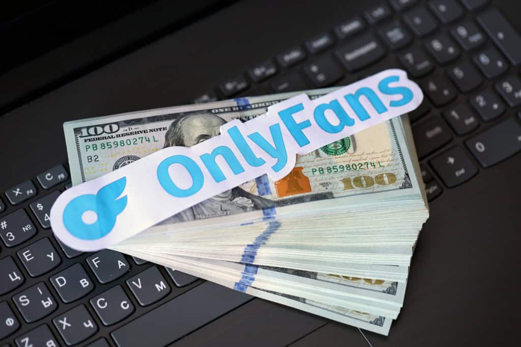adesivo do OnlyFans sobre notas de dólares