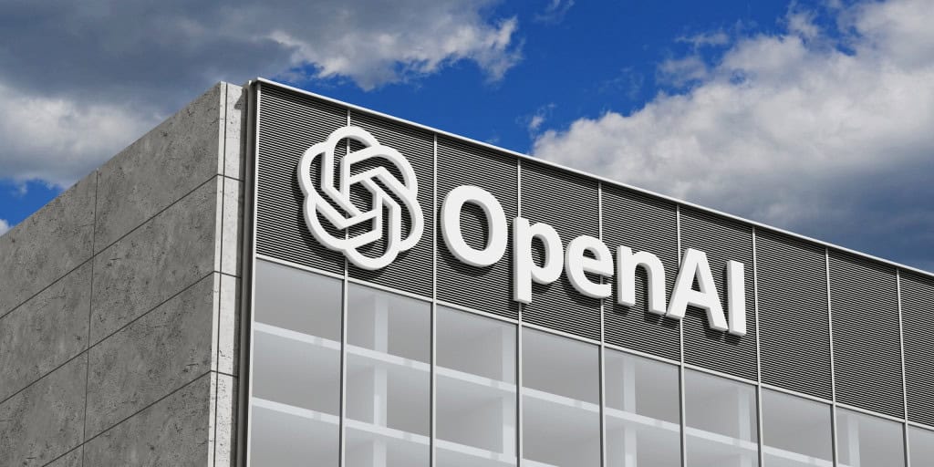 Logo da OpenAI na fachada de um prédio
