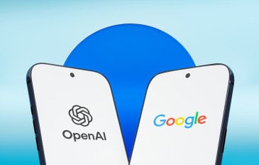 Logos da OpenAI e Google na tela de smartphones