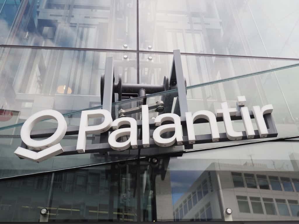 Logo da Palantir em fachada de prédio