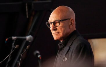 Patrick Stewart de perfil e de óculos