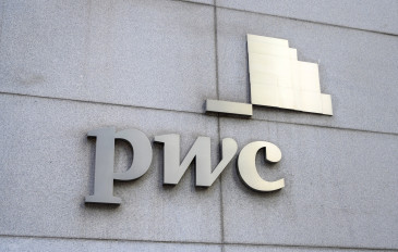 Logo da PWC em uma fachada