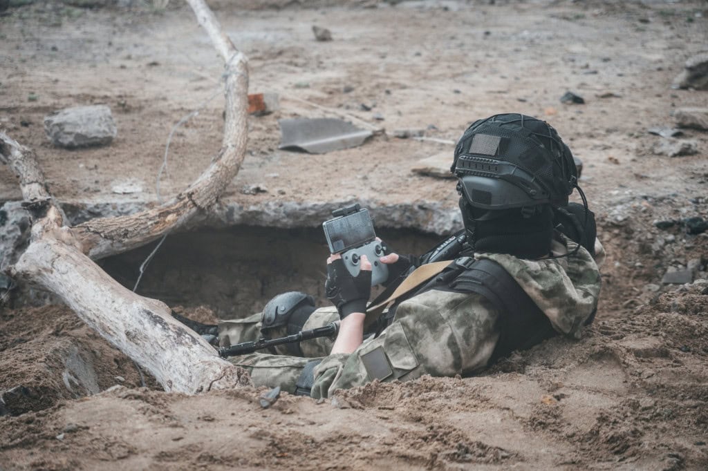 Soldado em uma trincheira operando um drone