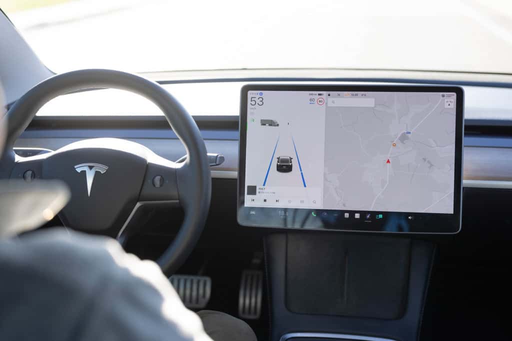 Sistema de assistência ao motorista da Tesla exibe informações sobre o veículo e a via na tela central do carro – Imagem: mpohodzhay / Shutterstock