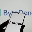 Logo da ByteDance ao fundo e uma pessoa segurando um smartphone na frente com o logo do TimTok na tela